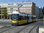 Berlin: Straenbahnlinie M6 nach Hellersdorf Risaer Strae am U-Bahnhof Hellersdorf.(10.7.2010)