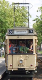 Ein historischer Berliner Straenbahnwagen, am  9.6.13 auf einer Sonderfahrt.
Foto aus einem vorausfahrendem Wagen.