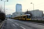 Berlin BVG SL M5 (Bombardier-GT8-11ZRL 9021) Karl-Liebknecht-Strasse am 28. Februar 2015. - Hinter der Bahnbrücke sieht man u.a. die Galeria Kaufhof und das Hotel Park Inn (beide Gebäude liegen am Alexanderplatz). - Das Warenhausgebäude wurde 1967-70 errichtet; es enthielt ursprünglich das grösste Warenhaus der DDR, das Centrum-Warenhaus. Nach der Wende wurde es vom Kaufhof-Konzern übernommen und ab 2004 modernisiert und erweitert. - Das Hotelgebäude entstand als Interhotel Stadt Berlin in den Jahren 1967 bis 1970. Nach der Wende hiess das Hotel Forum, und ab 2003 befindet sich im Hochhaus das Hotel Park Inn by Radisson Berlin-Alexanderplatz.