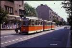 Straßenbahn Linie 21 hält mit einem dreiteiligen Zug am 19.5.1990 in Ostberlin,
Seelenbinder Straße.