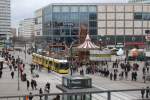 Berlin: Alexanderplatz mit Straßenbahn (SL M4), Weltzeituhr und Ostermarkt samt vielen Menschen am Karfreitag dem 3. April 2015.