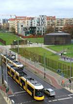 An der Haltestelle der Gedenkstätte Berliner Mauer treffen sich am 17.11.2015 zwei Flexity-Züge der Berliner Straßenbahn.
