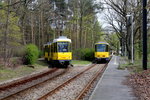 Berlin BVG SL 61 am 23. April 2016: Links verlässt der KT4D 6083 die Endstation Rahnsdorf / Waldschänke in Richtung Adlershof. Rechts hält der KT4D 6052 in der Endstation.