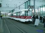 lterer Straenbahnzug im Nahverkehrsterminal in
Braunschweig am 16.04.2008