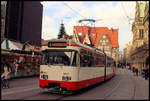 Mit einem Frohe Weihnachten an einem Weihnachtsmarkt Stand wird hier nahe dem Rathaus in Bremen die Altwagen Tram 3557 in das vorweihnachtliche Verkehrsgeschehen am 6.12.2006 einbezogen.