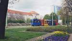 18. April 2007, Cottbus, Tw 137 der Straßenbahn fährt als Linie 2 längs der Stadtpromenade in Richtung Karl-Liebknecht-Straße / Spremberger Turm. Scan vom Color-Negativ