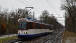 Triebwagen 9115 der Straßenbahn Darmstadt erreicht auf dem Weg nach Griesheim die Haltestelle Waldfriedhof.