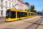 HEAG mobilo Straßenbahn Darmstadt Stadler TINA ST15 Wagen 22104 am 07.09.24 in der Innenstadt