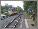 Haltestelle Waldfriedhof 07.09.2008 Einfahrt von Triebwagen 57 der Bauart ST3 mit Beiwagen 132 in die Haltestelle in Fahrtrichtung Griesheim, wachsam von einem Soldaten der historischen Grenzkontrolle