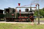 Dampftram Darmstadt am 24.05.2009  --  Die Dampflok wartet mit ihrem Zug am Wasserkran in Eberstadt auf die Weiterfahrt nach der Mittagspause.