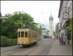 Anllich des Museumsfestes am 21.05.2006 in Darmstadt-Griesheim pendelte der historische Straenbahnwagen 57 zwischen Griesheim und dem Schlo. Die Aufnahme zeigte den Triebwagen aus dem Baujahr 1926 bei der Ankunft am Friedensplatz an der Haltestelle Schlo, im Hintergrund der Weie Turm, ein ehemaliger Eckturm der Stadtmauer aus dem 15. Jahrhundert und ein Wahrzeichen der Darmstdter Innenstadt.