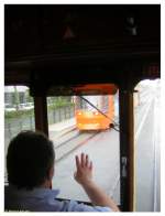 Ein Gru unter Kollegen: Der Fahrer des historischen Triebwagens 57 der Darmstdter Straenbahn vom Typ ST3 grt am 21.05.2006 den Fahrer des entgegenkommenden Zuges der Linie 9 mit Triebwagen 9871 und Beiwagen 9452, der die Fahrgste ebenso trocken durch den gerade herunterkommenden Regenschauer befrderte wie es der Kollege mit uns tat.