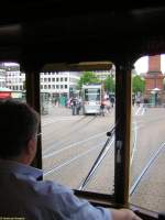 Am Luisenplatz, dem Hauptknotenpunkt des Darmstdter Straenbahnnetzes, begegnete am 21.05.2006 der Triebwagen 9857 der Bauart ST13 Baujahr 1998 mit SB9-Beiwagen 9429 Baujahr 1994 auf der Linie 5