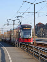 Eine Straßenbahn vom Typ Bombardier NGTD8-DD im April 2018 auf der Carolabrücke in Dresden.
