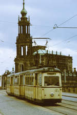 12.06.1985 Dresden: Straßenbahn Linie 4 nach Radebeul-West auf der Georgi-Dimitroff-(vor 1945 und heute Augustus) Brücke. Im Hintergrund die Katholische Hofkirche.