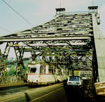 21.10.1984, die Straßenbahn wechselt nach dem Passieren der Pillnitzer Landstraße und des Körnerplatzes auf das linke Elbufer. Hier rollt sie auf dem  Blauen Wunder , der Elbbrücke von Loschwitz nach Blasewitz zum nächsten Halt, dem Schillerplatz. Ihre gesamte Fahrtstrecke von Pillnitz nach Radebeul-West beträgt 24.8 km. Es war der letzte Herbst, in dem die Bahn die Brücke benutzen durfte, Ostern 1985 kam dafür das  Aus .