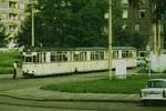 September 1986, Dresden, An der Wendeschleife Postplatz - Wallstraße steht ein Zug der Linie 1. Die Weiche wird von Hand gestellt.