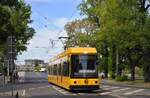 NGT6DD 2591 hat als Linie 13 gerade die Albertbrücke überquert und erreicht die Haltestelle Sachsenplatz.