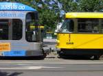 Ein NGT6DD und ein Tatra aufgrund einer Fahrzeugstrung zum Abschleppen gekuppelt. (2005)