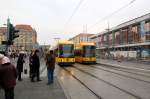 An der Haltestelle Altmarkt stehen am 29.11.08 Straenbahnen der Linien 1 und 4.