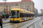 Die Linie 4 passiert auf ihrer Fahrt nach Laubegast den Weihnachtsmarkt in Dresden. Fotografiert an der Haltestelle Altmarkt.