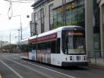 Dresden: Straenbahnlinie 12 nach Striesen Ludwig-Hartmann-Strae an der Haltestelle Prager Strae.(18.8.2010)