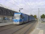 Cargo-Tram-Tw Nr. 2004 mit Zug am Hauptbahnhof (Okt.2005)