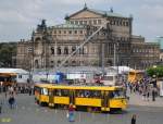 Wegen des Elbhochwassers im Juni 2013 muten die DVB auch auf die Fahrzeugreserven der Tatrafahrzeuge zurckgreifen.Hier sehen wir ein T4DMT-Tandem vor der Semperoper.(06.06.2013)