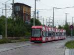 In der Eisenbahnstraße in Dresden Neustadt machen die Fahrzeuge eine Pause. Eine Tram der Linie E6 kommt gerade an. 29.6.2014