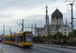 Tram der Linie 6 nach Niedersedlitz vor der Yenidze, einer architektonisch einmaligen ehemaligen Zigarettenfabrik im Stil einer Moschee, die heute als Bürogebäude genutzt wird.