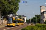 NGTD 12 DD 2833 fährt durch die Bautzner Straße stadteinwärts und erreicht die Haltestelle Waldschlößchenbrücke.