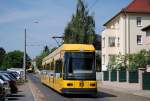 NGT6 DD 2502 hat gerade die Endstelle Leutewitz verlassen und fährt durch den eingleisigen Abschnitt der Warthaer Straße ins Stadtzentrum. (14.06.2015)