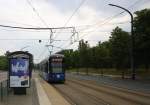 Dresden: Straßenbahnlinie 13 nach Mickten und hält in Dresden-am Straßburgerplatz.
Aufgenommen von der Leenestraße in Dresden.
Bei Sommerwetter am Abend vom 23.7.2015.