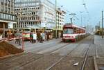 Es lebe das Bauen! Düsseldorfer Straßenbahnen 1983 vor dem Hauptbahnhof der Stadt.