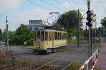 Am 10.08.2024 fanden wieder einmal kostenlose Sonderfahrten mit einem historischen Rheinbahn-Triebwagen durch die Neusser Innenstadt im Auftrag der Zukunftsinitiative Innenstadt Neuss (ZIN) statt. Hier fährt der 1928 gebaute Sechfensterwagen 954 vom Straßenbahnmuseum Am Steinberg auf der Stresemannallee zum Startpunkt Stadthalle/Museum Neuss.