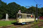 Gemeinsam mit Dennis Fiedler habe ich am 10.08.2024 einige Aufnahmen von den Pendelfahrten des Rheinbahn-Museumstriebwagens 954 durch die Neusser Innenstadt gemacht, wobei wir uns auf den fotogenstensten Streckenabschnitt rund um das Obertor konentriert haben, hier verlässt er die Haltestelle Stadthalle/Museum