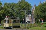 Gut besetzt trifft der Rheinbahn-Museumstriebwagen 954 am 10.08.2024 an der Haltestelle Stadthalle/Museum ein