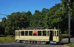 Nach Beendigung der letzten Pendelfahrt durch die Neusser Innenstadt fährt der Rheinbahn-Museumstriebwagen 954 am Nachmittag des 10.08.2024 wieder in das Straßenbahnmuseum Am Steinberg, hier an der Haltestelle Stadthalle/Museum