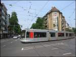 Hier sieht man eine Niederflur-Straenbahn der Linie 707 in Richtung Universitt, die gerade die Haltestelle Morsestrae verlassen hat und nun die Corneliusstrae quert. Diese Aufnahme stammt vom 25.07.2006.