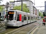  Dsseldorf: Straenbahnlinie 704 nach Dsseldorf Derendorf-Nord Merziger Strae an der Haltestelle Dsseldorf-Mitte Stresemannplatz.(12.5.2013) 