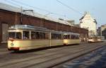 Erinnerungen an die Neusser Straßenbahn: Nach der Stillegung des Betriebes erwarb die Rheinbahn 1971 auch die 1960 gebauten Neusser Zweirichtungs-Sechsachser 38-40 und baute sie zu Einrichtungstriebwagen um, zunächst als 1281-1283, später als 2701-2703 bezeichnet. Anfang der 1980er Jahre steht Tw 2702 mit einem Beiwagen als Linie 706 vor dem Betriebshof Am Steinberg, im Hintergrund der Großraum-Tw 2109. 1994 wurde Tw 2702 nach Szczecin/Polen verkauft.