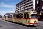 Fernbahnlinien der Düsseldorfer Rheinbahn: Auf den Fernbahnlinien nach Duisburg und  Krefeld setzte die Rheinbahn bis in die 1970er Jahre extra für diese Linien beschaffte Fahrzeuge ein. Zur Ablösung der Altbaufahrzeuge auf der Duisburger Linie bestellte die Rheinbahn 1960/61 die Tw 2497-2499, die sich von den Serien-Achtachsern durch ein Speiseabteil in der Mitte, Doppelscheinwerfer und zusätzliche Zierstreifen unterschieden. Der Tw 2498 wurde vom Verein  Linie D  bis auf das Speiseabteil original wieder hergerichtet und wird für Sonderfahrten genutzt, hier im Sommer 2001 auf der Himmelgeister Straße.