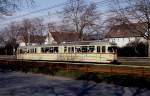 Fernbahnlinien der Düsseldorfer Rheinbahn: Auf den Fernbahnlinien nach Duisburg und  Krefeld setzte die Rheinbahn bis in die 1970er Jahre extra für diese Linien beschaffte Fahrzeuge ein. Nachdem die ursprünglich für die Überlandstrecke nach Duisburg beschafften Tw 2497-2499 aufgrund der Lieferung der GT8S hierfür nicht mehr benötigt wurden, wurden sie äußerlich den Serienfahrzeugen angepasst (das Speiseabteil wurde ebenfalls ausgebaut) und im innerstädtischen Liniendienst eingesetzt. Sie unterschieden sich aber weiterhin durch das etwas längere Mittelteil, das  X  an der linken Frontseite weist auf das Begegnungsverbot mit anderen Tw in einigen engen Kurven hin. Tw 2497 ist hier im Februar 1981 auf der Linie 711 auf dem (damals noch) viergleisigen Streckenabschnitt auf der Kaiserswerther Straße unterwegs.