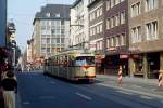 Als sich der GT6 2313 Ende der 1970er Jahre der nahegelegenen Endhaltstelle Wilhelm-Marx-Haus nähert, ist die Hunsrückenstraße noch nicht zur Fußgängerzone umgebaut.