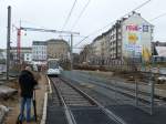 Wehrhahnlinie in Düsseldorf - am Tag nach der Eröffnung richtete sich das Interesse auf die unterirdische Strecke. Zugegeben, der Standort im Baustellenbereich hätte mich auch gereizt, war aber bereits besetzt.

Am S-Bahnhof Bilk taucht eine U-Bahn aus dem neuen Tunnel der Wehrhahnlinie auf.

21.2.2016