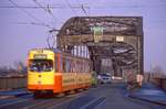 Duisburg Tw 1073 passiert die alte Aakerfhrbrcke, 30.11.1988.