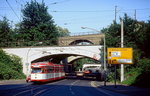 Gleich mehrere Eisenbahnbrücken unterquert der Tw 1048 der DVG im Sommer 1991 auf seinem Weg nach Hüttenheim, ein Jahr später wurde diese Strecke im Zusammenhang mit der Aufnahme des Tunnelbetriebes in der Innenstadt stillgelegt