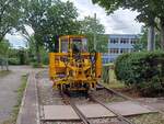 Im Rahmen von Gleisbauarbeiten in der Wendeschleife an der Haltrstelle Grubenstrae in Erfurt kam auch die Kleinstopfmaschine Unima 1 (9980 9622 002-0 D-EGB) der Erfurter Gleisbau GmbH zum Einsatz und genoss hier am 05.08.2023 die Wochenendruhe.