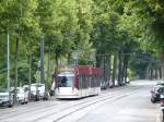 Combino in Erfurt - was früher bis zu drei zusammengekoppelte Tatra-Gelenkwagen schaffen mussten, wird nun mit diesen kurzen Doppel-Combinos abgewickelt. Fahrzeug 723, Erfurt, Friedrich-Ebert-Straße nahe der Station  Agentur für Arbeit , 27.6.2015