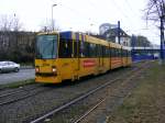 Ein Stadtbahnwagen M8 der EVAG zwischen dem Tunnelbahnhof  Viehofer Platz  und der Haltestelle  Am Freistein  in Essen als Linie 107 auf dem Weg nach Katernberg am 16.